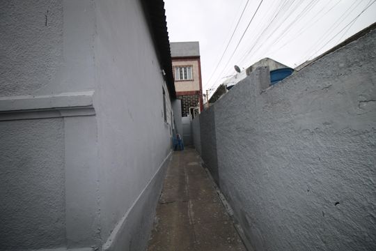 Corredor de acesso de casa para alugar com 1 quarto, 128m² em Penha, Rio de Janeiro