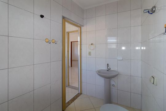 Banheiro de casa para alugar com 1 quarto, 50m² em Jardim Iva, São Paulo