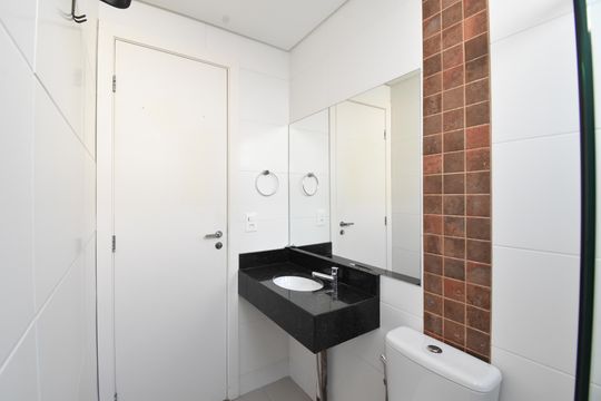 Banheiro de apartamento para alugar com 2 quartos, 60m² em Cajuru, Curitiba