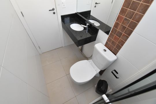 Banheiro de apartamento para alugar com 2 quartos, 60m² em Cajuru, Curitiba