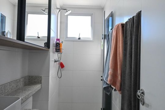 Banheiro de apartamento para alugar com 2 quartos, 43m² em Jardim Monte Alegre, Taboão da Serra