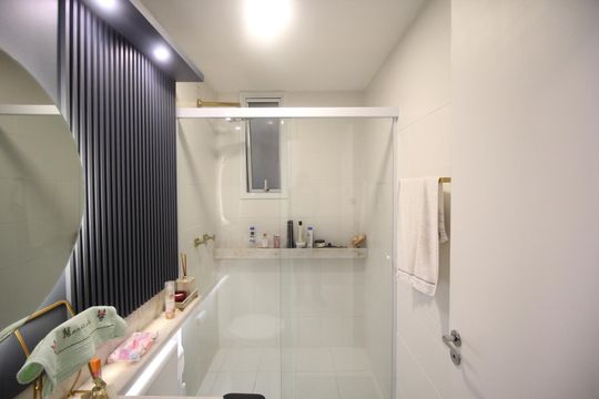 Banheiro de apartamento à venda com 3 quartos, 84m² em Jardim Botânico, Porto Alegre