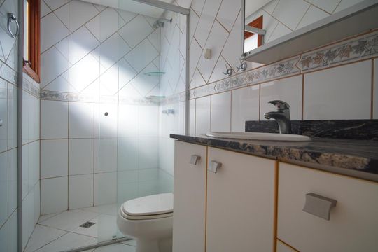 Banheiro da Suíte de apartamento para alugar com 3 quartos, 94m² em Passo D’areia, Porto Alegre
