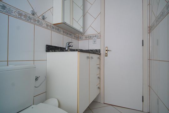 Banheiro da Suíte de apartamento para alugar com 3 quartos, 94m² em Passo D’areia, Porto Alegre