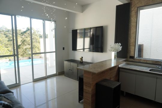 Cozinha e Sala de TV de casa de condomínio à venda com 4 quartos, 280m² em Fazendinha, Santana de Parnaíba