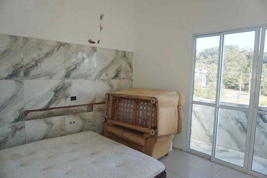 Sala de Estar de casa de condomínio à venda com 4 quartos, 280m² em Fazendinha, Santana de Parnaíba