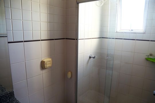 Banheiro da suíte de apartamento à venda com 2 quartos, 70m² em Alto da Glória, Goiânia