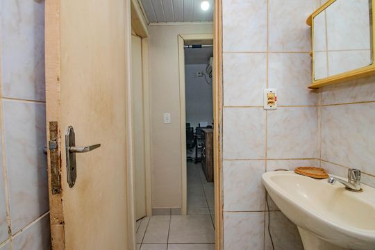 Banheiro social de apartamento para alugar com 2 quartos, 49m² em Rubem Berta, Porto Alegre
