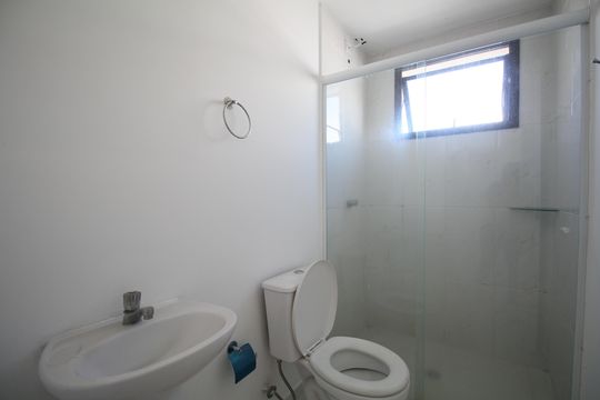 Banheiro 1 de apartamento para alugar com 2 quartos, 72m² em Jardim Maria Rosa, Taboão da Serra