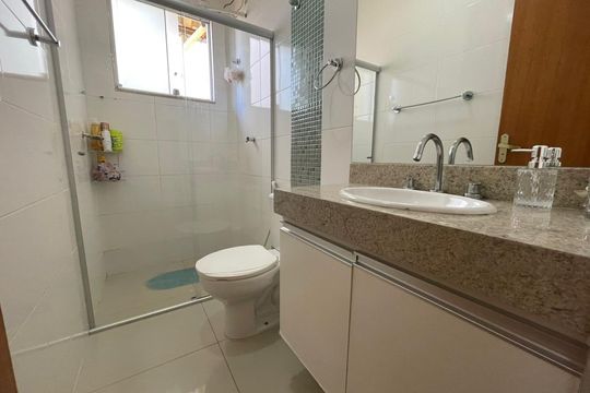 Casa à venda com 3 quartos, 240m² em Cabral, Contagem