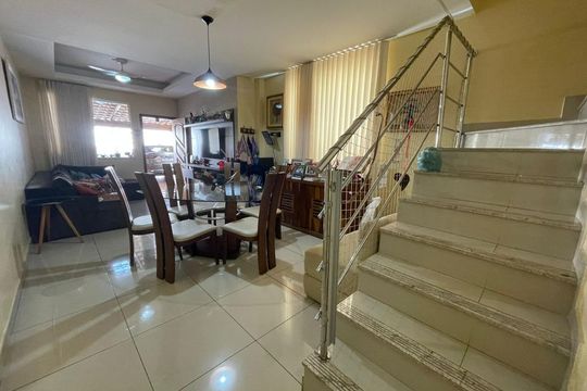 Casa à venda com 3 quartos, 240m² em Cabral, Contagem