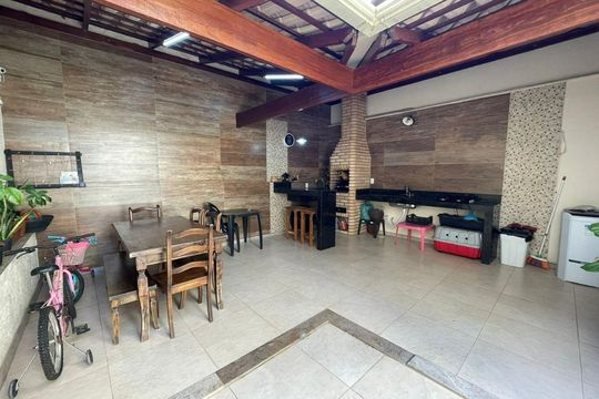 Casa à venda com 3 quartos, 240m² em Cabral, Contagem