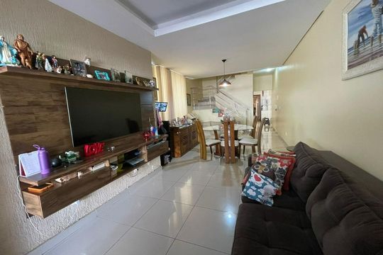Casa à venda com 3 quartos, 240m² em Cabral, Contagem