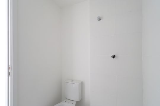 Banheiro  de apartamento à venda com 2 quartos, 34m² em Parque Industrial Tomas Edson, São Paulo