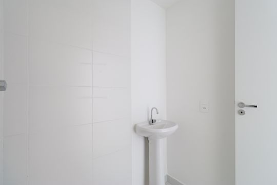 Banheiro  de apartamento à venda com 2 quartos, 34m² em Parque Industrial Tomas Edson, São Paulo