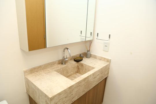 Detalhe do banheiro de kitnet/studio para alugar com 1 quarto, 46m² em Setor Marista, Goiânia
