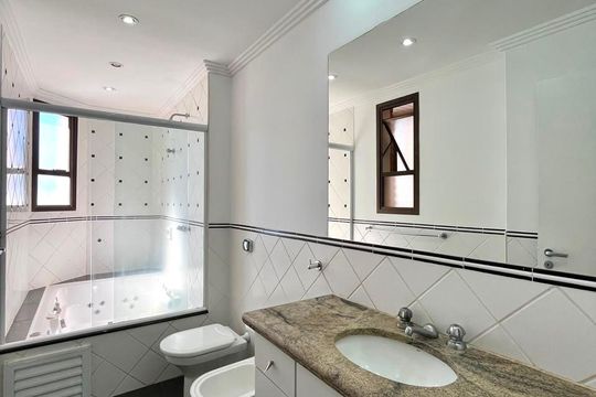 Banheiro da Suíte de apartamento para alugar com 3 quartos, 140m² em Centro, Campinas