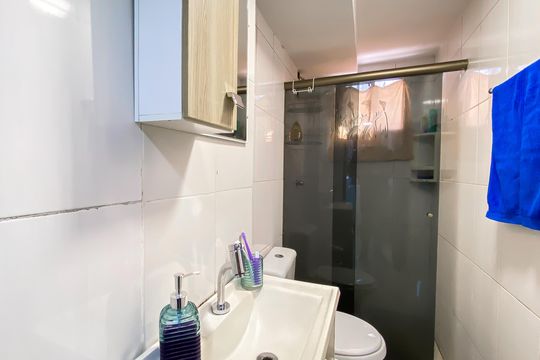 Banheiro  de apartamento à venda com 2 quartos, 42m² em Conjunto Habitacional Padre Manoel de Paiva, São Paulo