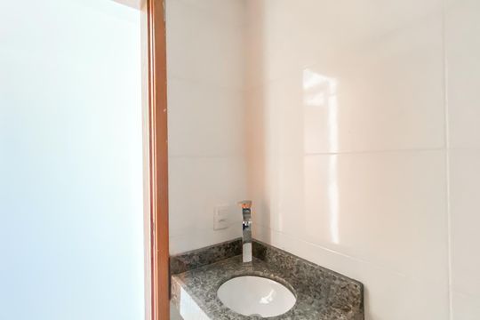 Banheiro de apartamento à venda com 2 quartos, 46m² em Vila Santana, São Paulo