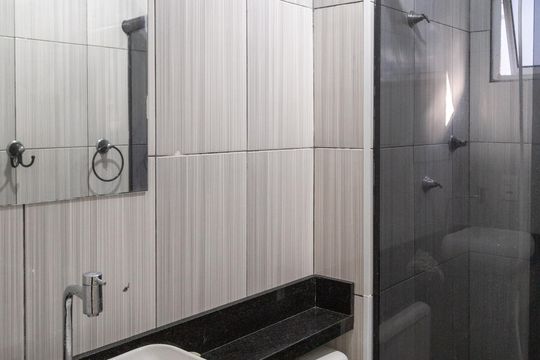 Banheiro de apartamento para alugar com 2 quartos, 51m² em Jardim Ansalca, Guarulhos