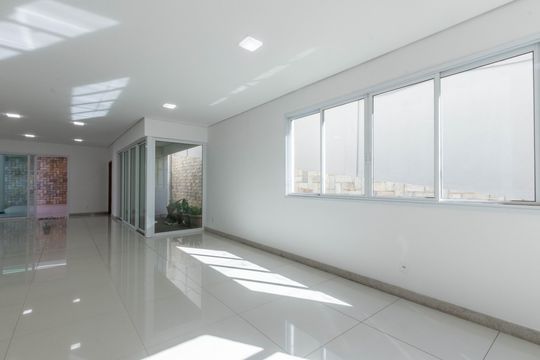 Casa à venda com 4 quartos, 291m² em Retiro, Nova Lima