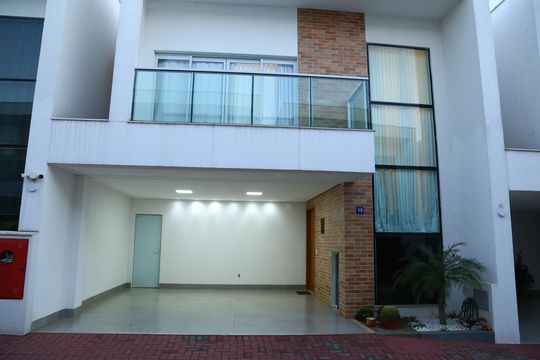 Fachada de casa à venda com 3 quartos, 180m² em Vila Jardim Vitoria, Goiânia