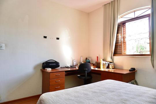 Quarto 1 de casa à venda com 5 quartos, 313m² em Cachoeirinha, Belo Horizonte