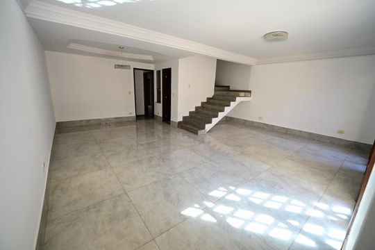 Casa para alugar com 4 quartos, 240m² em Nova Suiça, Goiânia