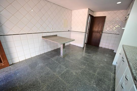 Casa para alugar com 4 quartos, 240m² em Nova Suiça, Goiânia