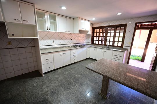 Casa para alugar com 4 quartos, 240m² em Nova Suiça, Goiânia