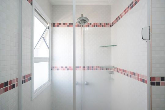 Banheiro da suíte de apartamento para alugar com 2 quartos, 64m² em Rudge Ramos, São Bernardo do Campo