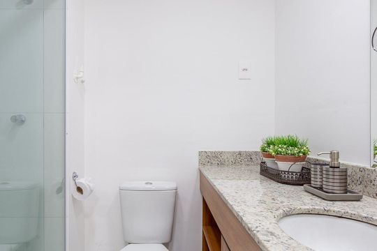 Banheiro de apartamento à venda com 1 quarto, 26m² em Partenon, Porto Alegre