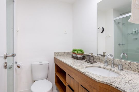 Banheiro de apartamento à venda com 1 quarto, 26m² em Partenon, Porto Alegre