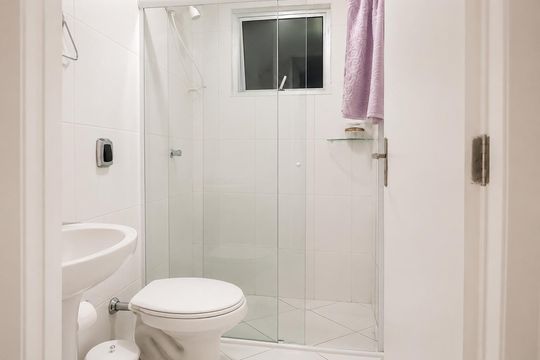 Banheiro de apartamento para alugar com 1 quarto, 35m² em Portão, Curitiba