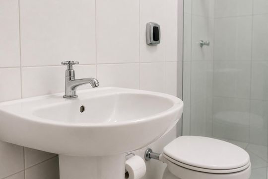 Banheiro de apartamento para alugar com 1 quarto, 35m² em Portão, Curitiba