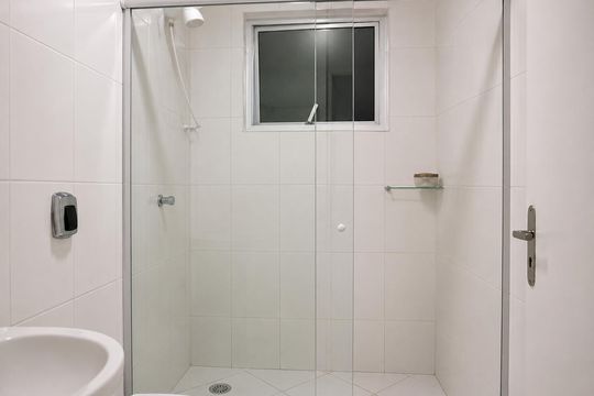Banheiro de apartamento para alugar com 1 quarto, 35m² em Portão, Curitiba