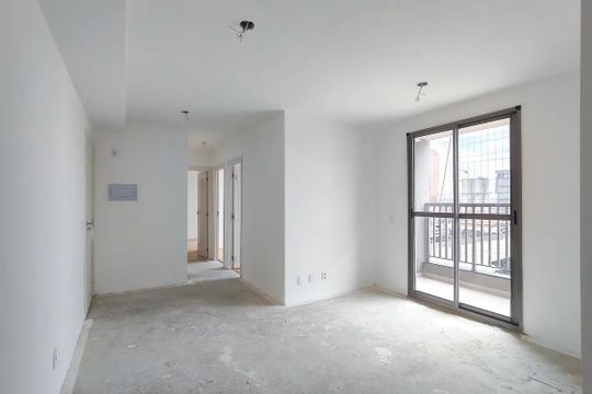 Parede branca e chão de concreto, com vista para a cidade. de apartamento à venda com 3 quartos, 69m² em Santo Cristo, Rio de Janeiro