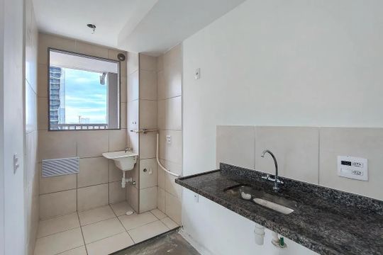 Banheiro com pia e vaso sanitário, com vista para a cidade. de apartamento à venda com 3 quartos, 69m² em Santo Cristo, Rio de Janeiro