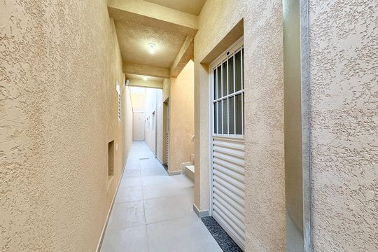 Corredor de entrada  de casa de condomínio para alugar com 1 quarto, 60m² em Jardim Mangalot, São Paulo