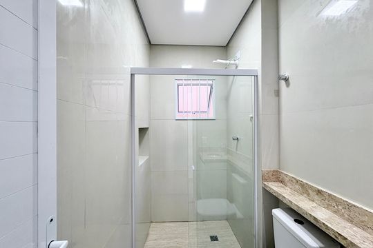 Banheiro de casa de condomínio para alugar com 1 quarto, 60m² em Jardim Mangalot, São Paulo