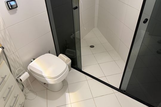 Banheiro de apartamento para alugar com 1 quarto, 70m² em Aparecida, Santos