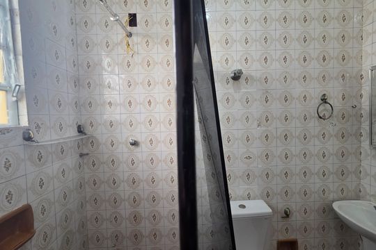 Banheiro de casa para alugar com 2 quartos, 78m² em Maracanã, Praia Grande