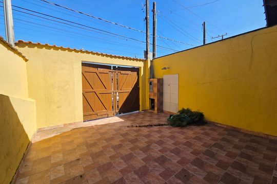 Área externa de casa para alugar com 2 quartos, 78m² em Maracanã, Praia Grande