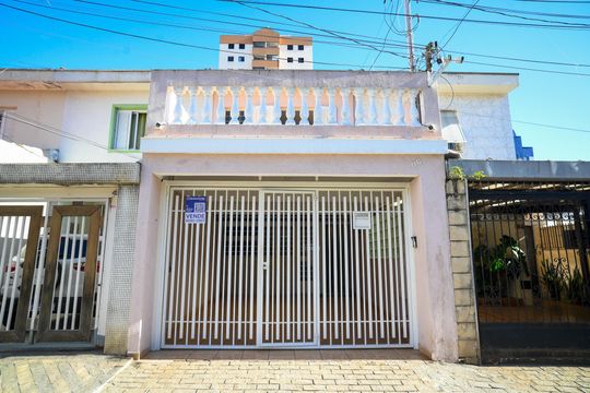 Fachada de casa à venda com 3 quartos, 184m² em Vila Gumercindo, São Paulo