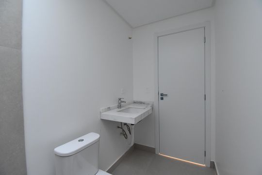Banheiro social de casa de condomínio à venda com 2 quartos, 126m² em Guabirotuba, Curitiba