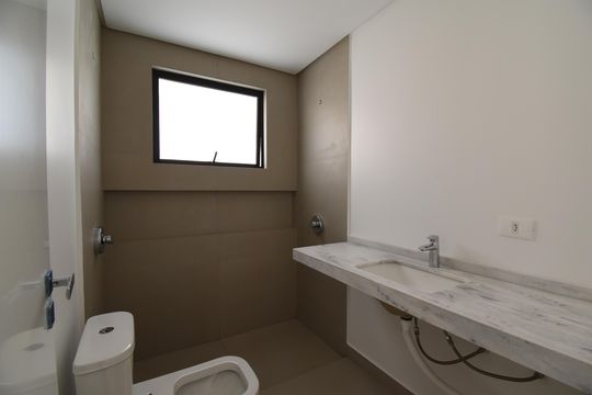 Banheiro da Suíte de casa de condomínio à venda com 2 quartos, 126m² em Guabirotuba, Curitiba