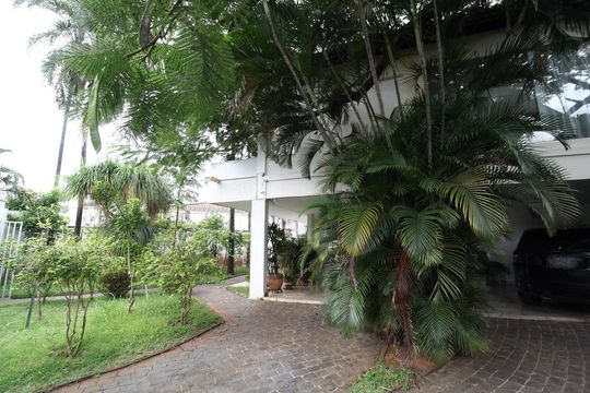 Garagem de casa para alugar com 5 quartos, 600m² em Cidade Jardim, Uberlândia