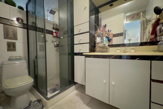 Banheiro de apartamento à venda com 2 quartos, 63m² em Parque Cecap, Guarulhos