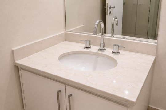 Banheiro de apartamento à venda com 1 quarto, 71m² em Vila Madalena, São Paulo