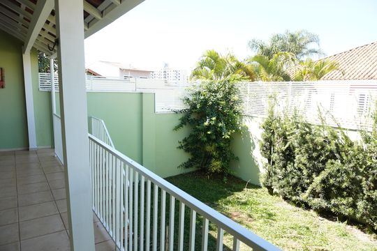 Varanda de casa de condomínio para alugar com 3 quartos, 150m² em Jardim Bandeirantes, São Carlos